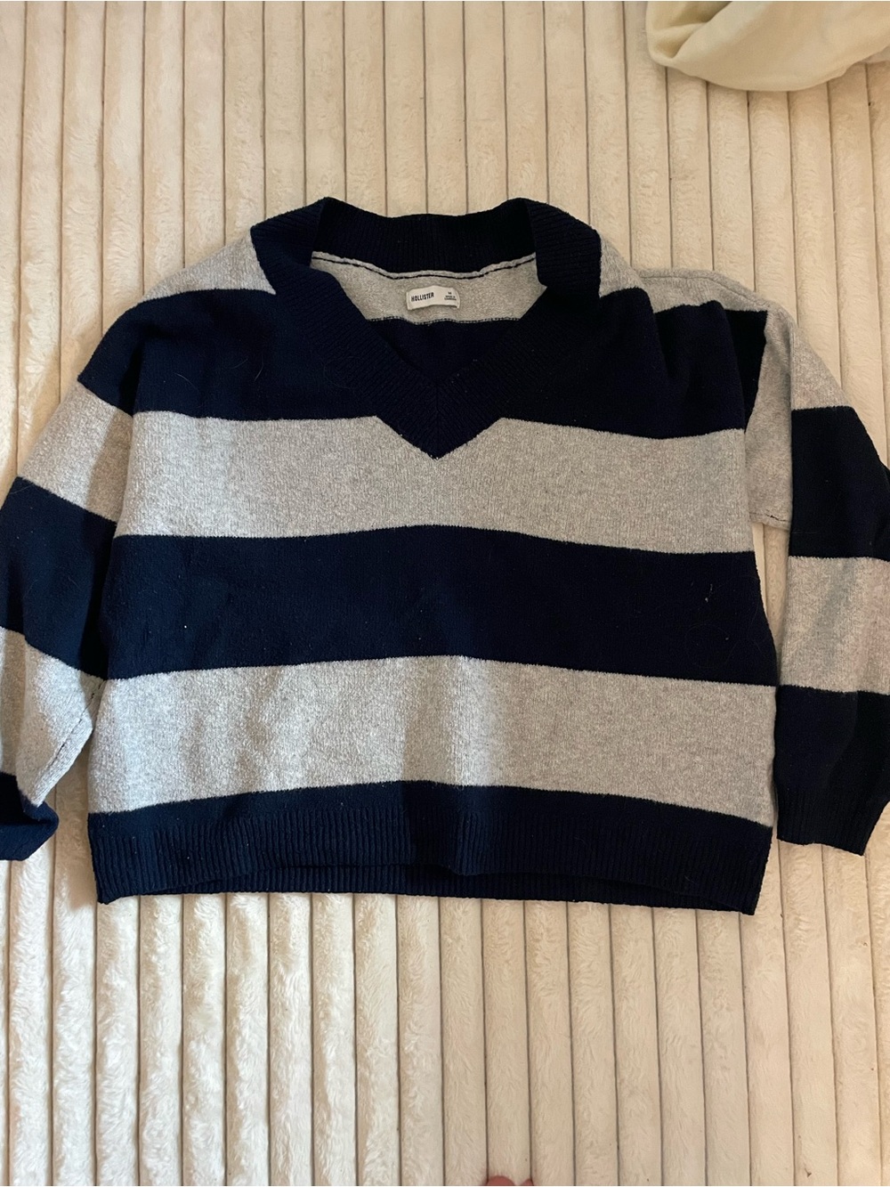 Hollister V-neck stripped